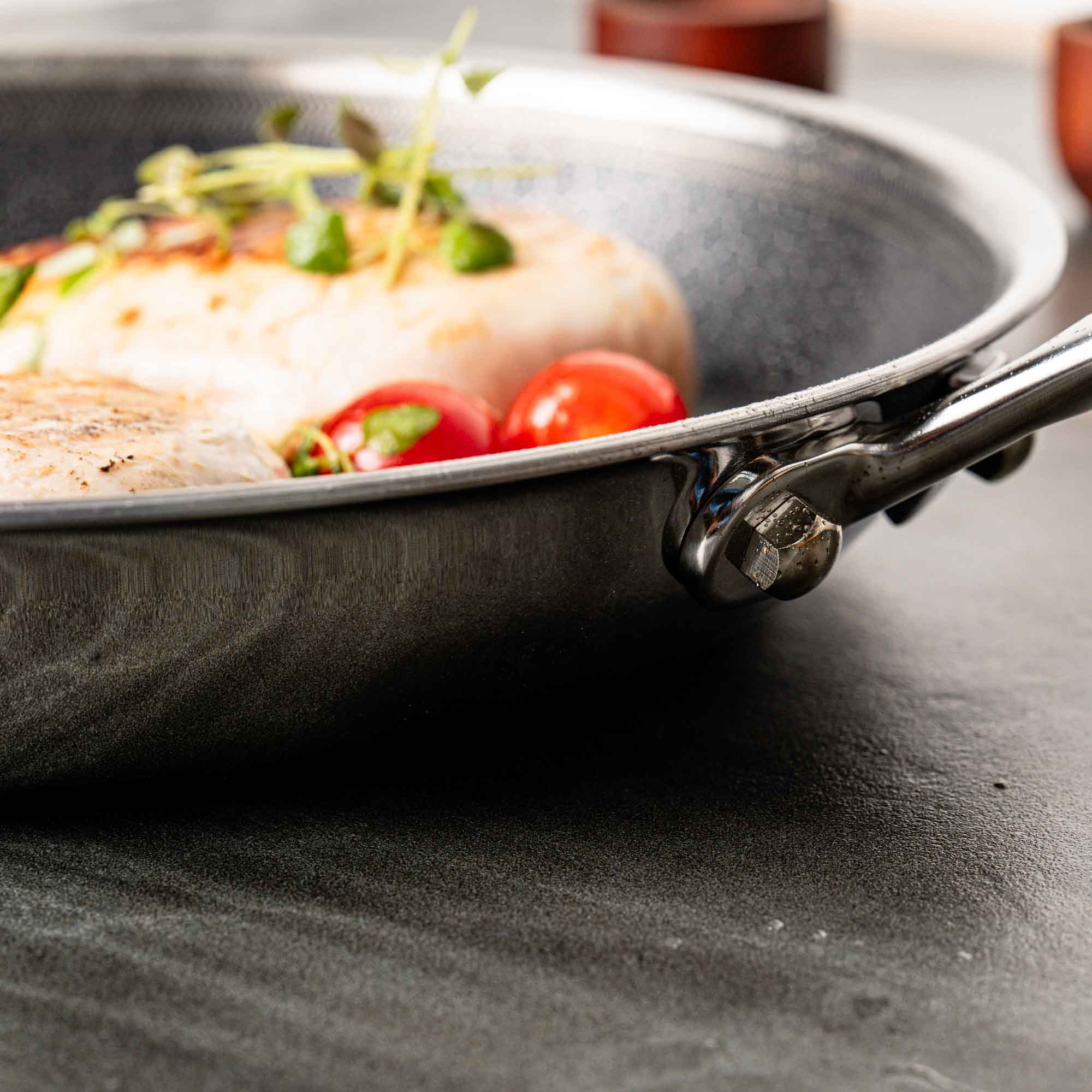 Guide til hybrid stegepander – derfor er PFAS-fri pander bedre