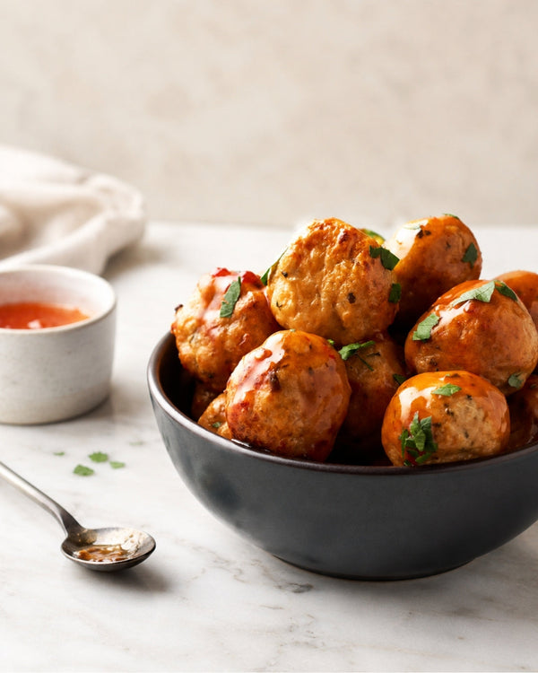 Asiatiske kyllingeboller i airfryer – små frikadeller med sød chilisauce