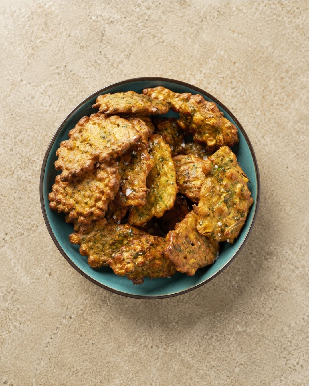 Sprøde søde majskager i airfryer – små fritter med forårsløg og persille