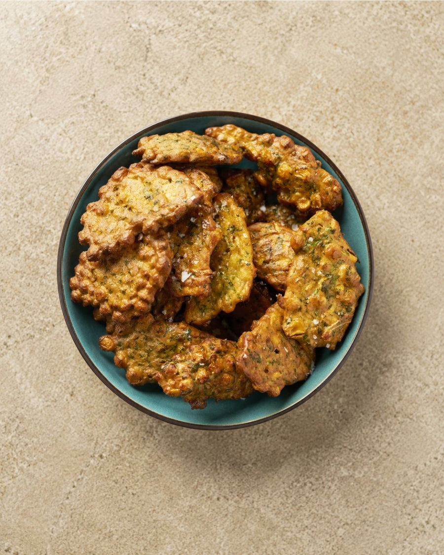 Sprøde søde majskager i airfryer – små fritter med forårsløg og persille