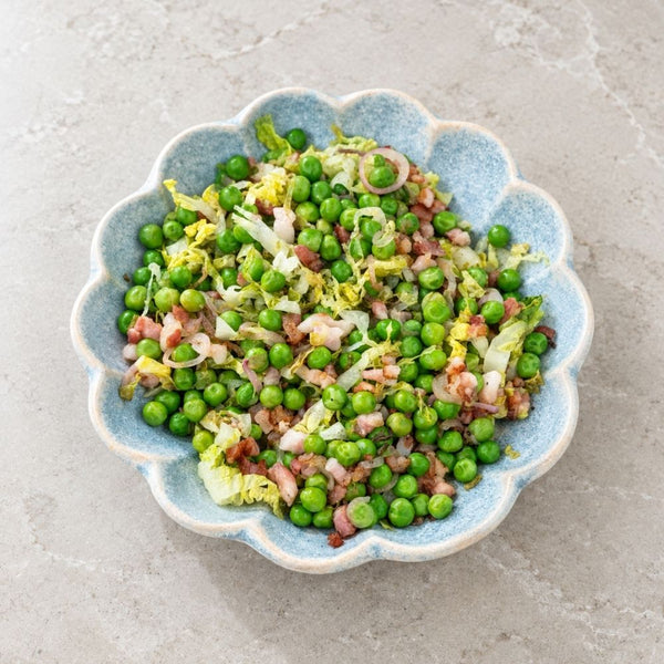 Ærter à la française – med bacon, skalotteløg og hjertesalat