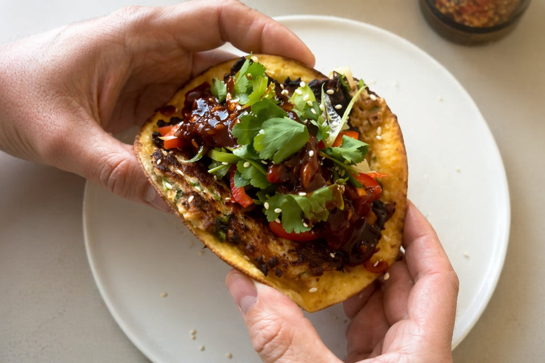 Asiatiske tortillas med gris – sprøde wraps med spicy sauce