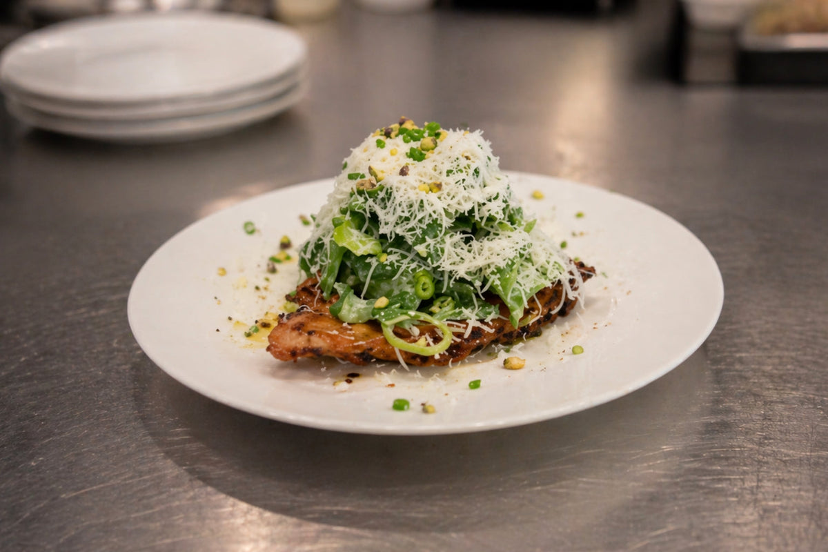 Cæsarsalat med sprød kylling – hjemmelavet dressing og sprød topping