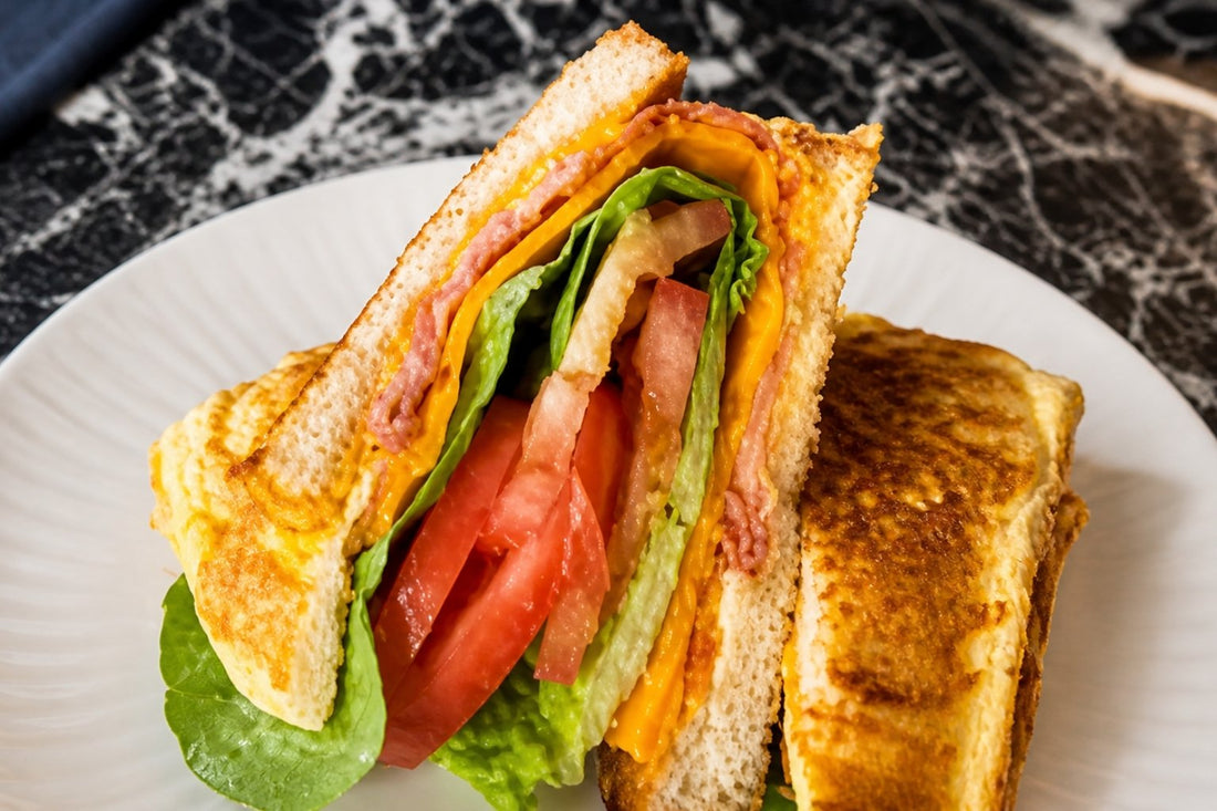 Crispy æggetoast med bacon og smeltet ost