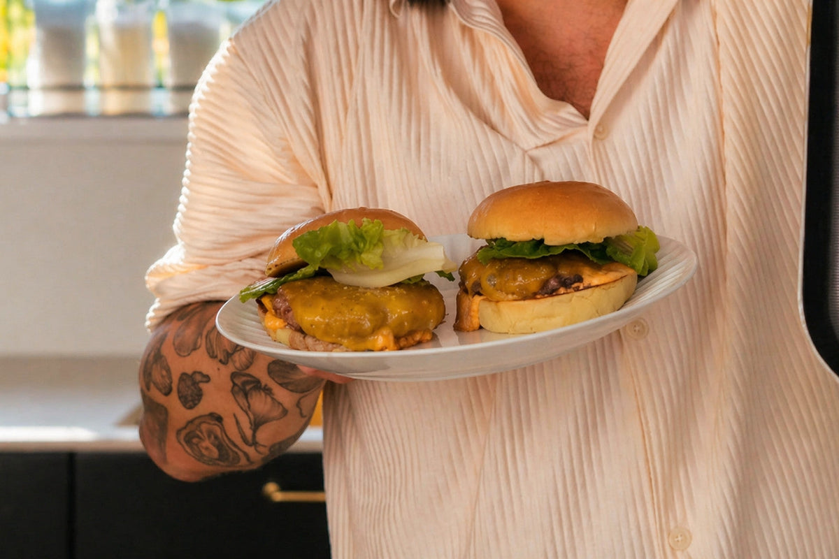 Crispy smashburger på stegeplade (med karamelliserede løg & cheddar)