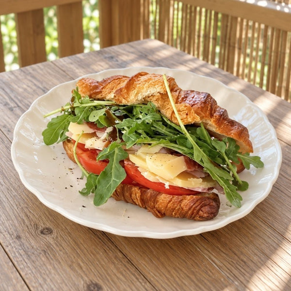 Stegt croissant med skinke og gruyère