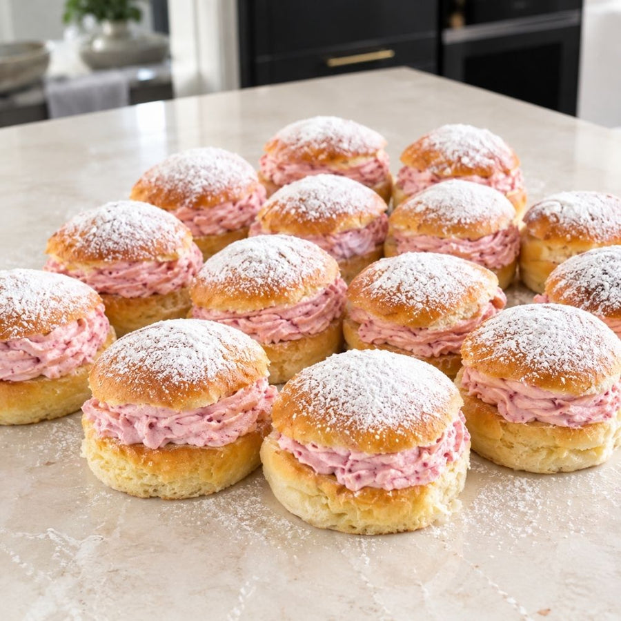 Fastelavnsboller med hindbærskum og syltetøj