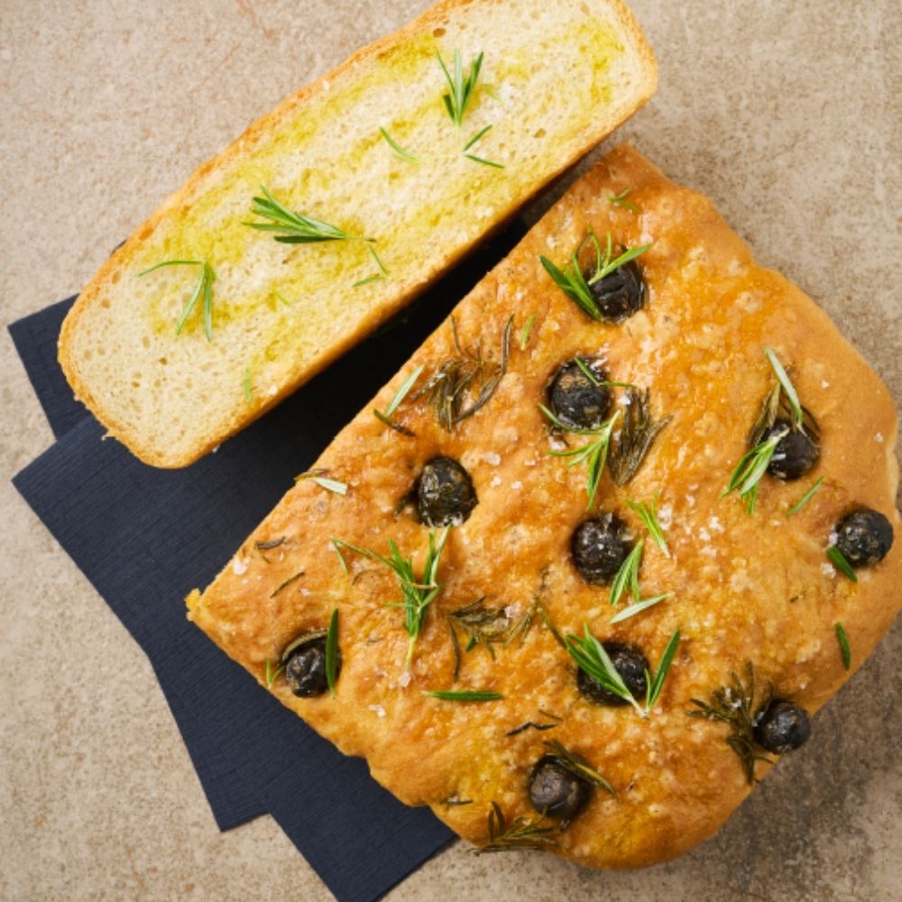 Focaccia med oliven, rosmarin og parmesan i airfryer