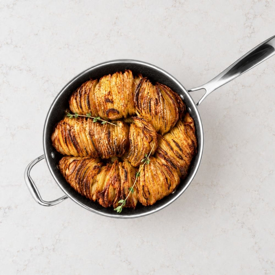 Hasselbackkartofler i fad med hvidløg og timian