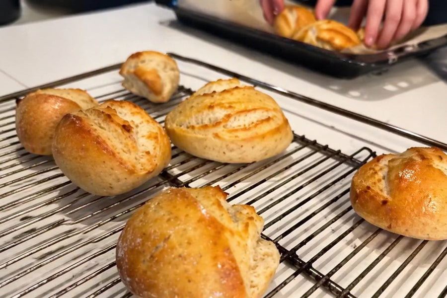 Koldhævede kærnemælksboller – luftige boller i ovn eller airfryer