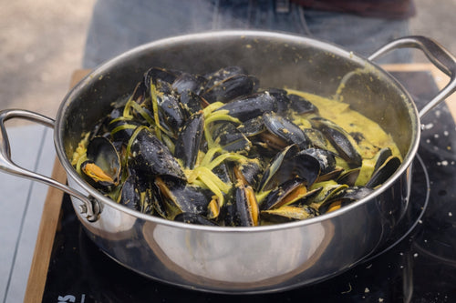 Blåmuslinger med karry, fløde og hvidvin – inspireret af Eric Frechon