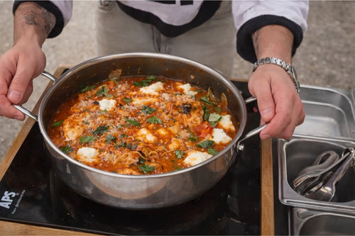 One pot kylling med tomat og parmesan – klar på 15 minutter