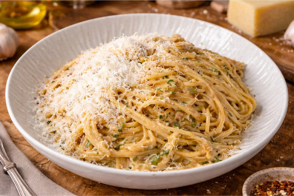 Pasta med karamelliserede løg og hvidløg i cremet parmesanostsauce
