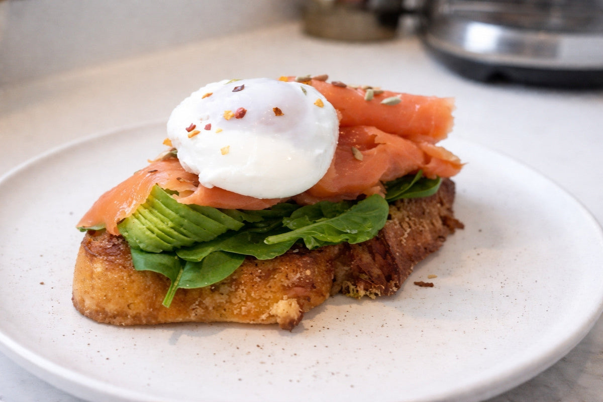 Perfekt pocheret æg - hver gang! På toast med avocado og laks
