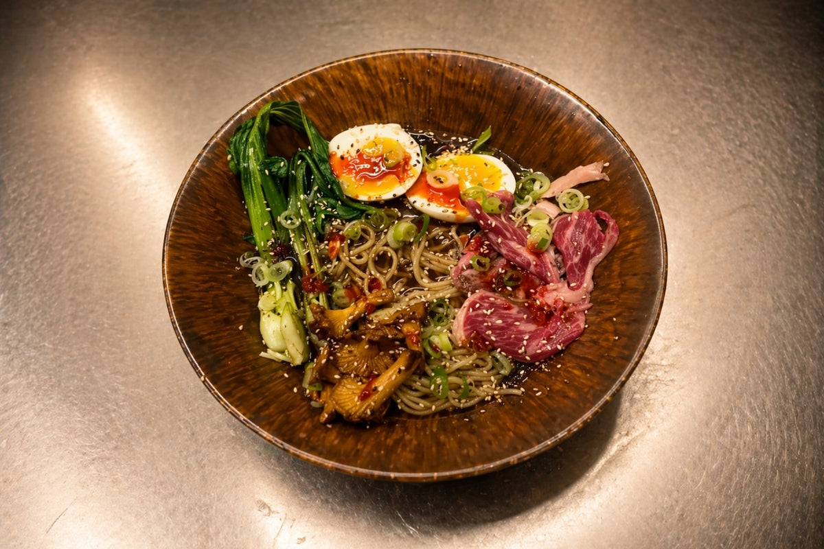 Hjemmelavet ramen – med fond, blødt æg og brændt pak choi