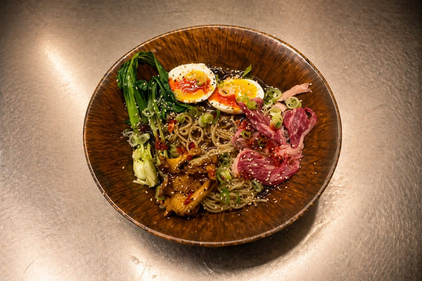 Hjemmelavet ramen – med fond, blødt æg og brændt pak choi