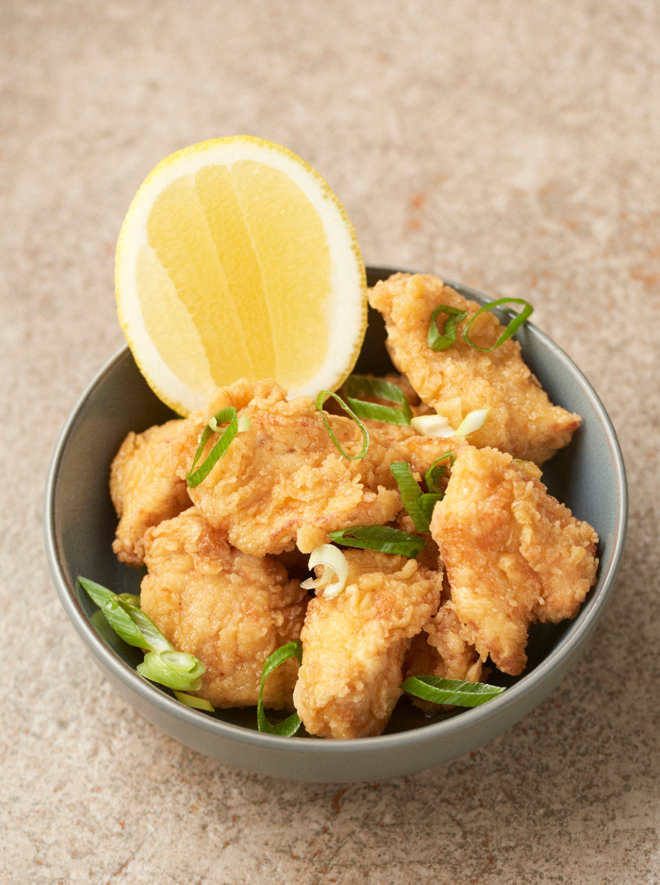 Citronkylling i airfryer med citronsauce og forårsløg