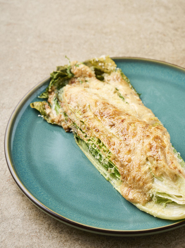 Gratineret cæsarsalat med parmesan og ansjos