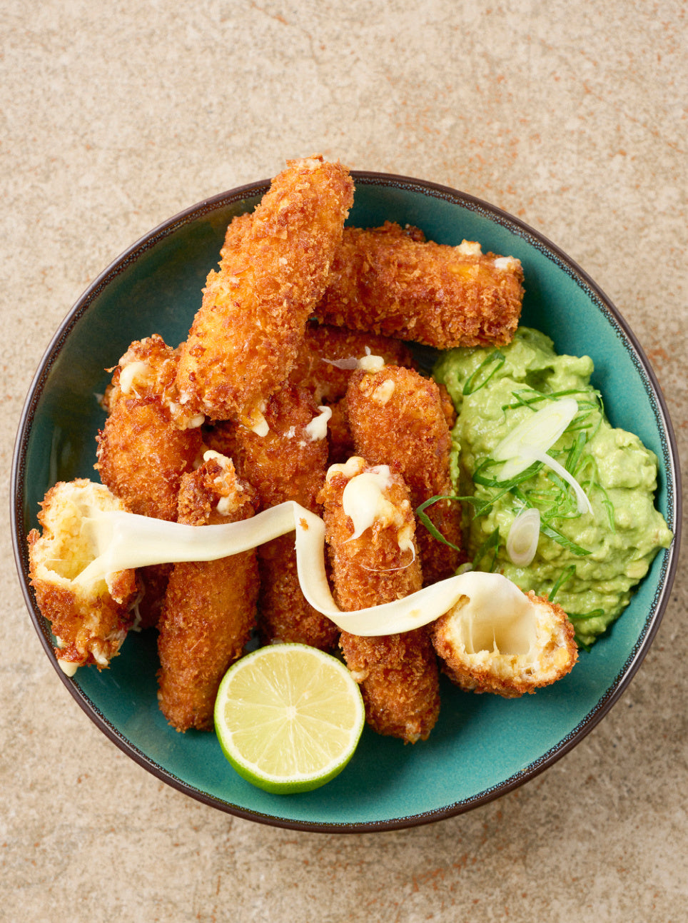 Mozzarellasticks med cremet avocado-dip