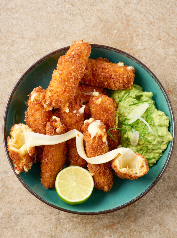 Mozzarellasticks med cremet avocado-dip