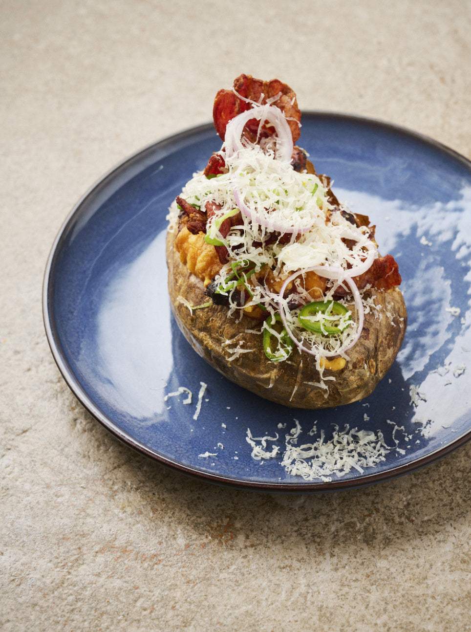 Dobbelt ostebagt bagekartoffel i airfryer med bacon og cheddar