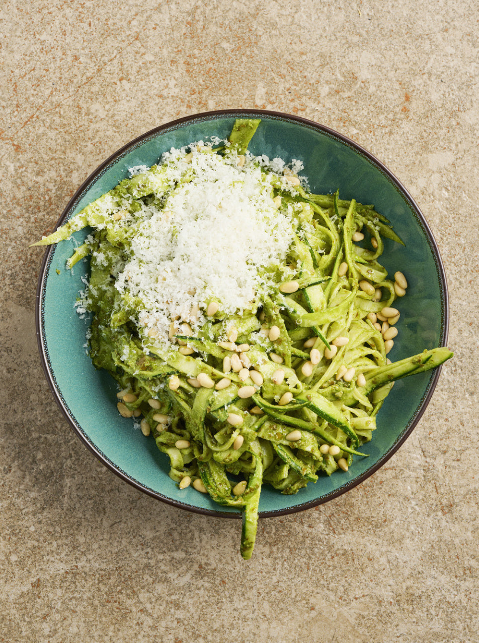 Pasta med pesto, squash og ristede pinjekerner i airfryer