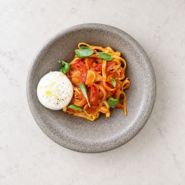 Spicy tomatsauce med burrata og pasta