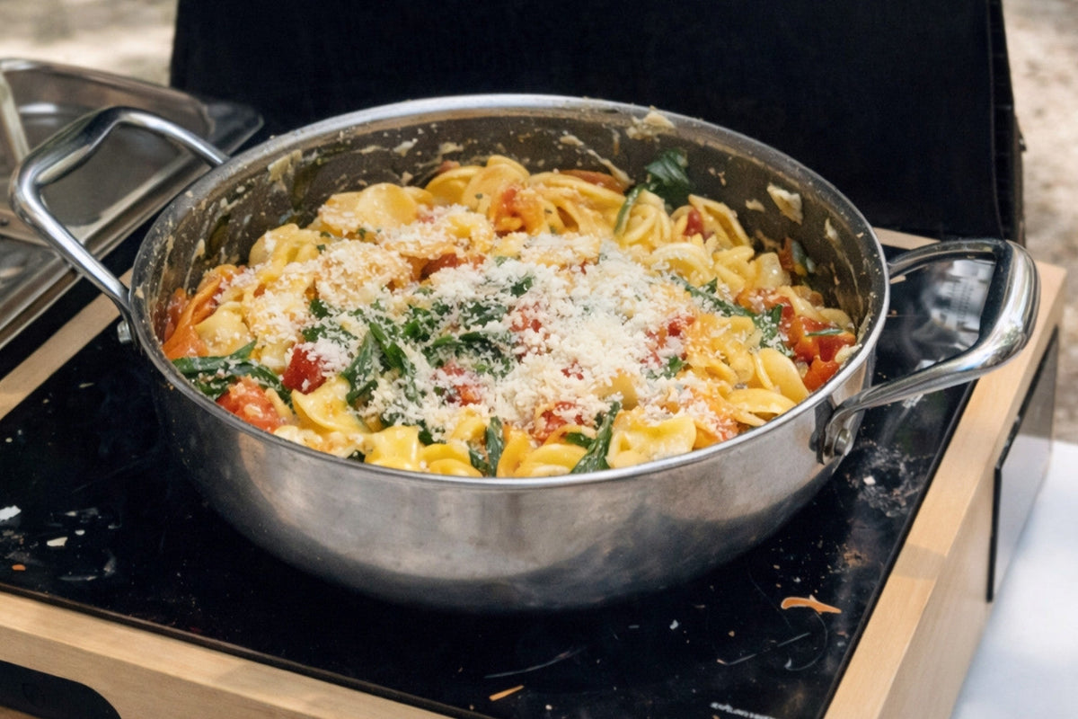 Tortellini med hvidløg, tomat og parmesan – klar på 15 minutter