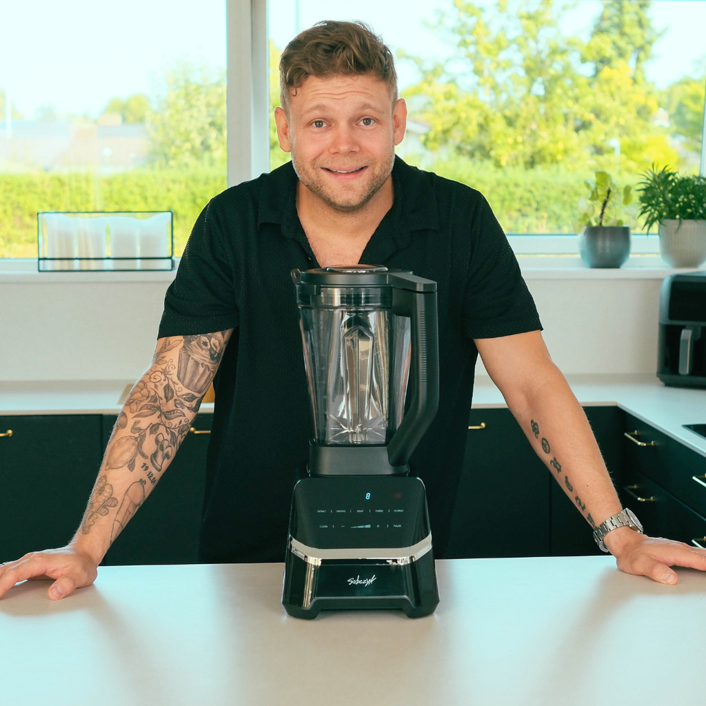 Casper Sobczyk med Power Blender i køkkenet