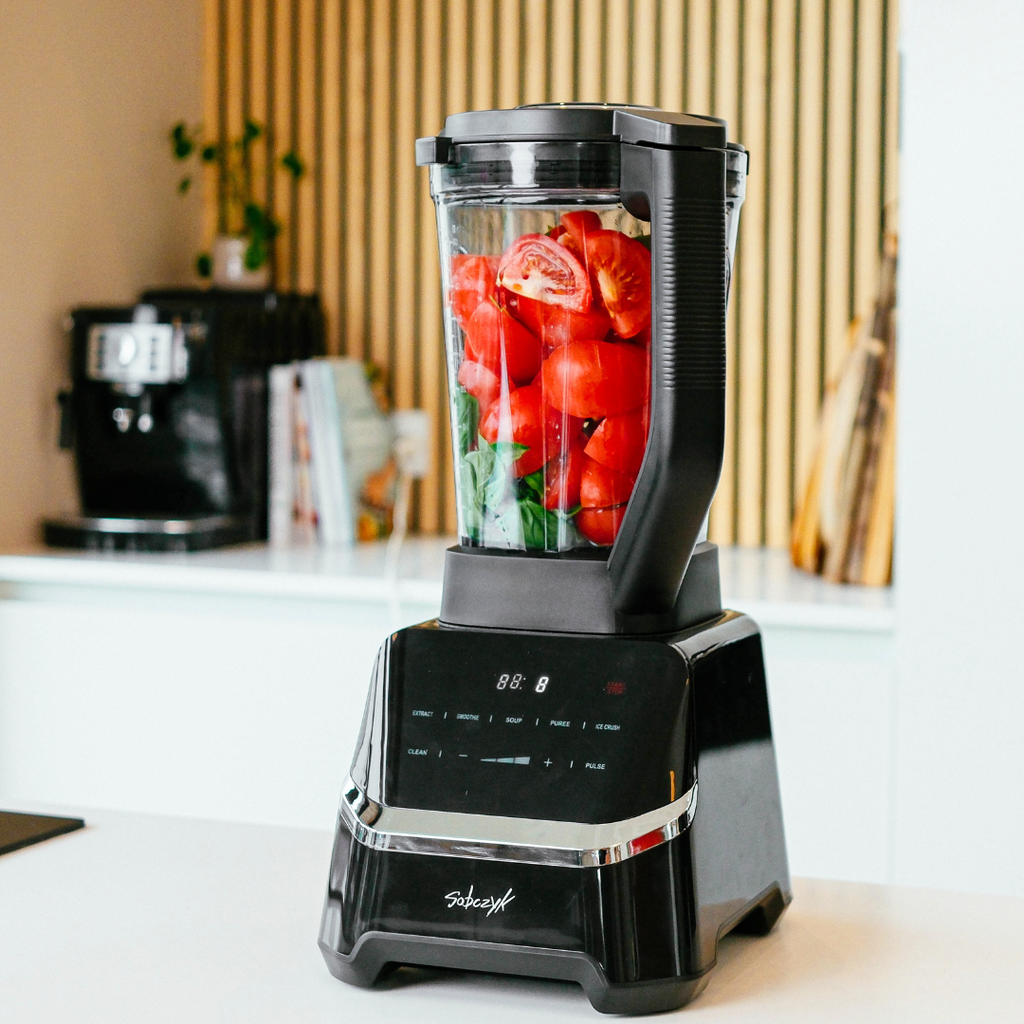 Power Blender med tomater på køkkenbordet