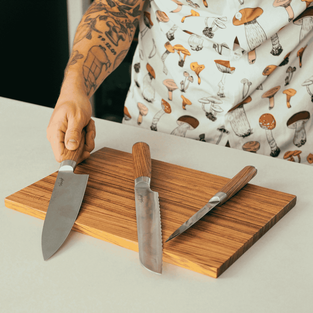 Tre knive på skærebræt i zebratræ