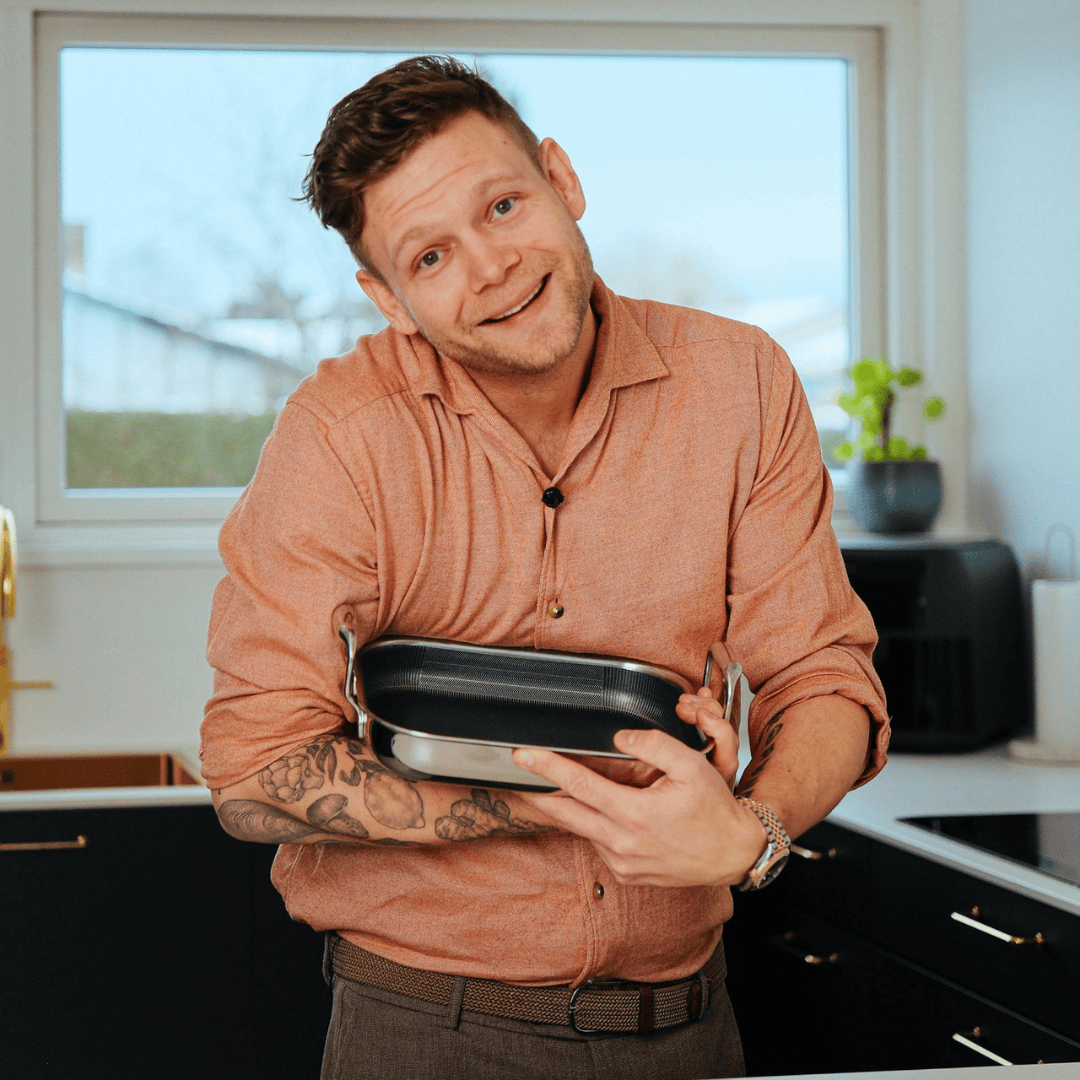 Casper Sobczyk med Hybrid lille bradepande i køkkenet