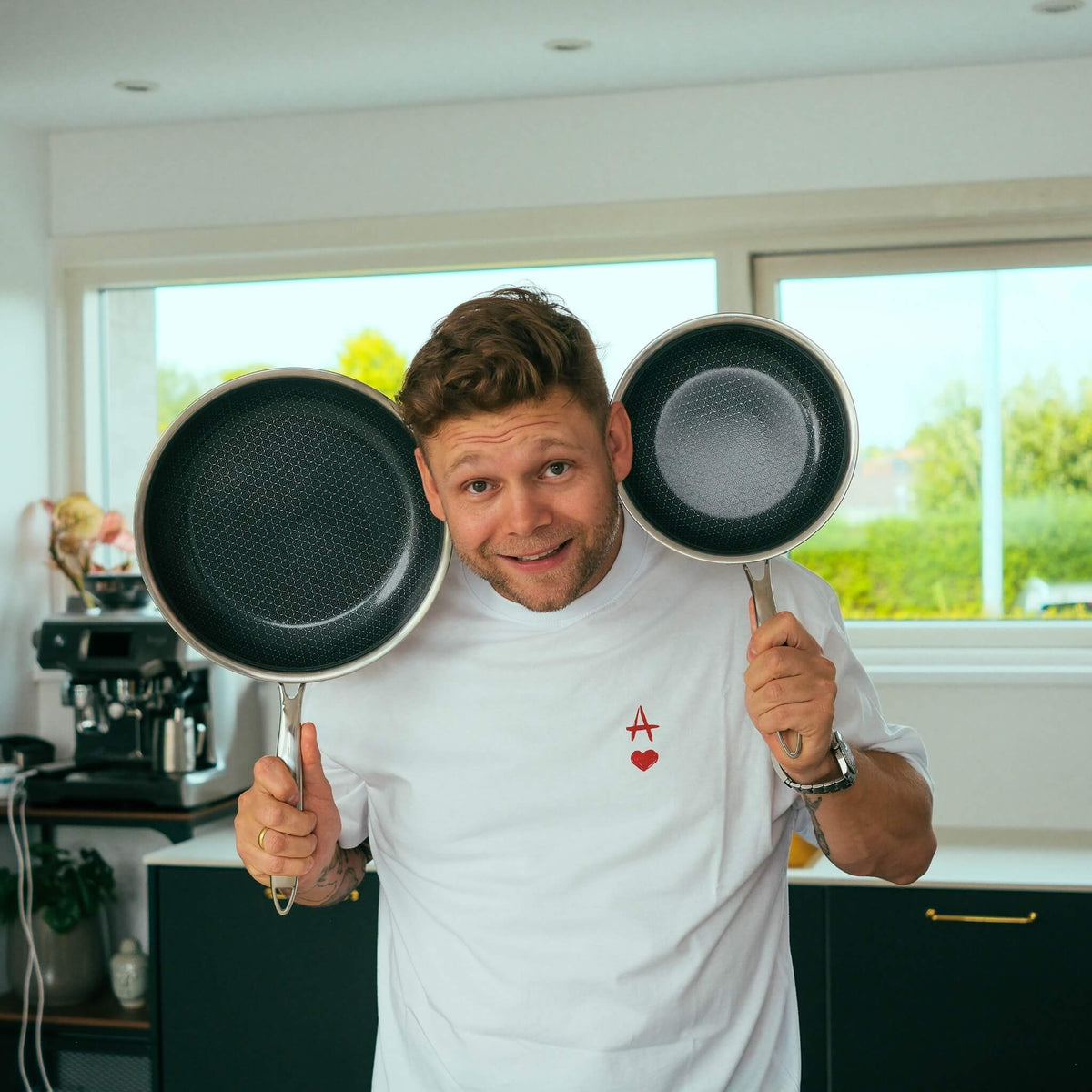 Casper Sobczyk med to Hybrid pander i køkkenet
