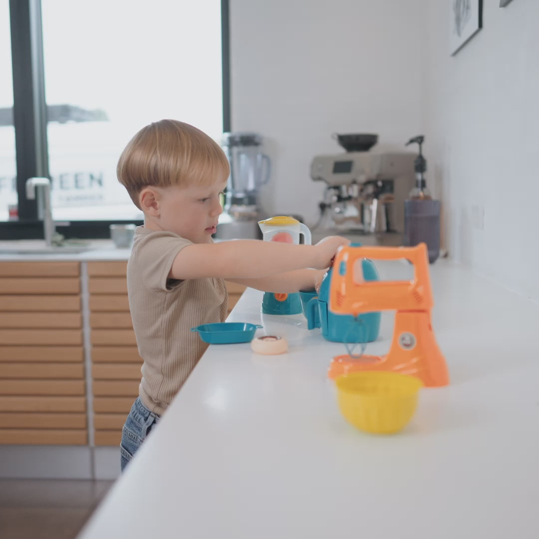 Indlæs video: Sobczyk Junior - Køkkenmaskinesæt til børn med flere dele (Legetøj)