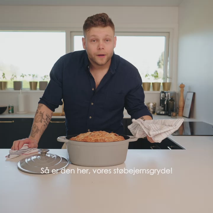 Indlæs video: Støbejerns Oval Gryde, Emaljeret - 30x22,5cm *DEMO*