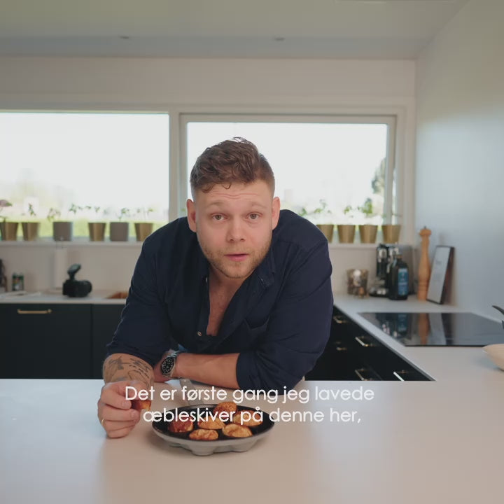 Indlæs video: Støbejerns Æbleskivepande, Emaljeret - Ø20,5 cm *DEMO*