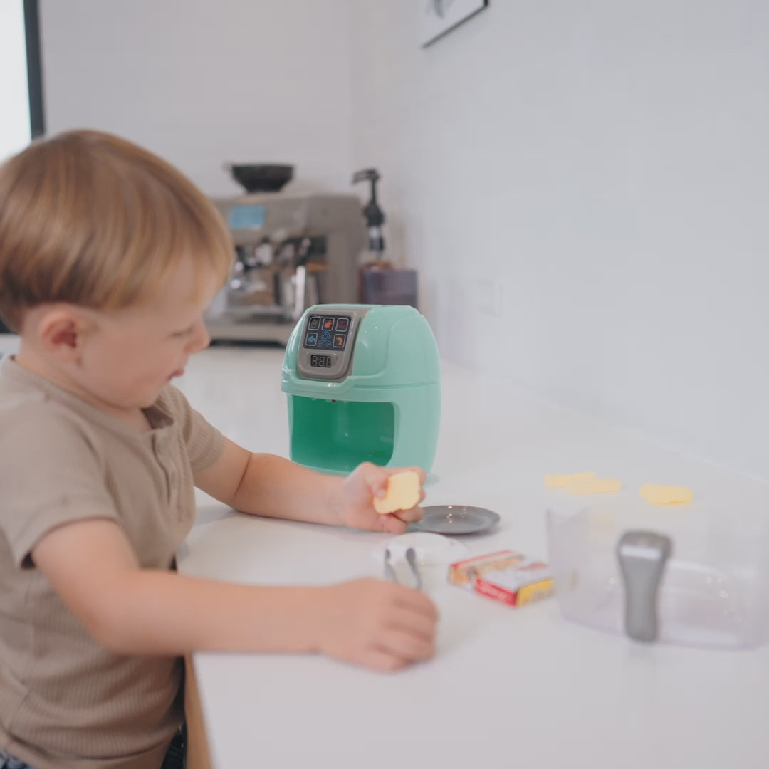 Indlæs video: Sobczyk Junior - Legetøjs Airfryer med flere dele (Legetøj)