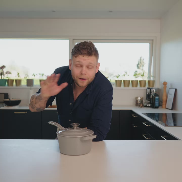 Indlæs video: Støbejerns Kasserolle, Emaljeret - 19 cm