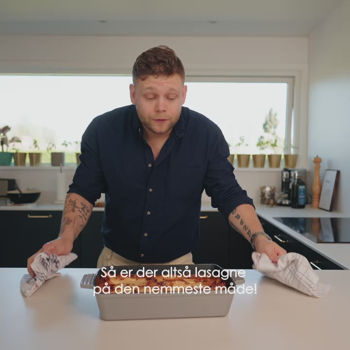 Indlæs video: Støbejernsfad, Emaljeret - 39x23x7 cm *DEMO*