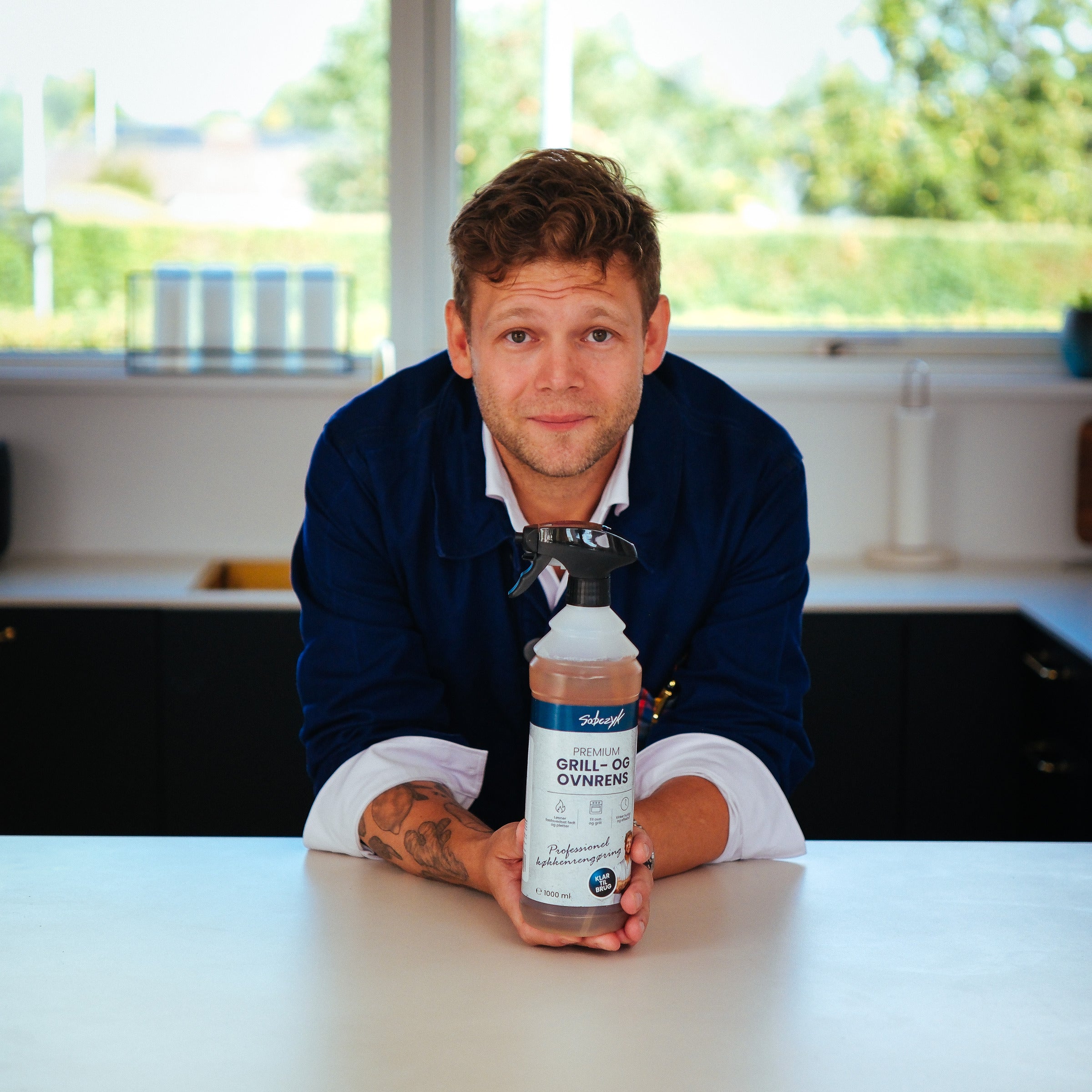 Casper Sobczyk med en flaske Sobczyk Premium Grill- og Ovnrens 1000 ml