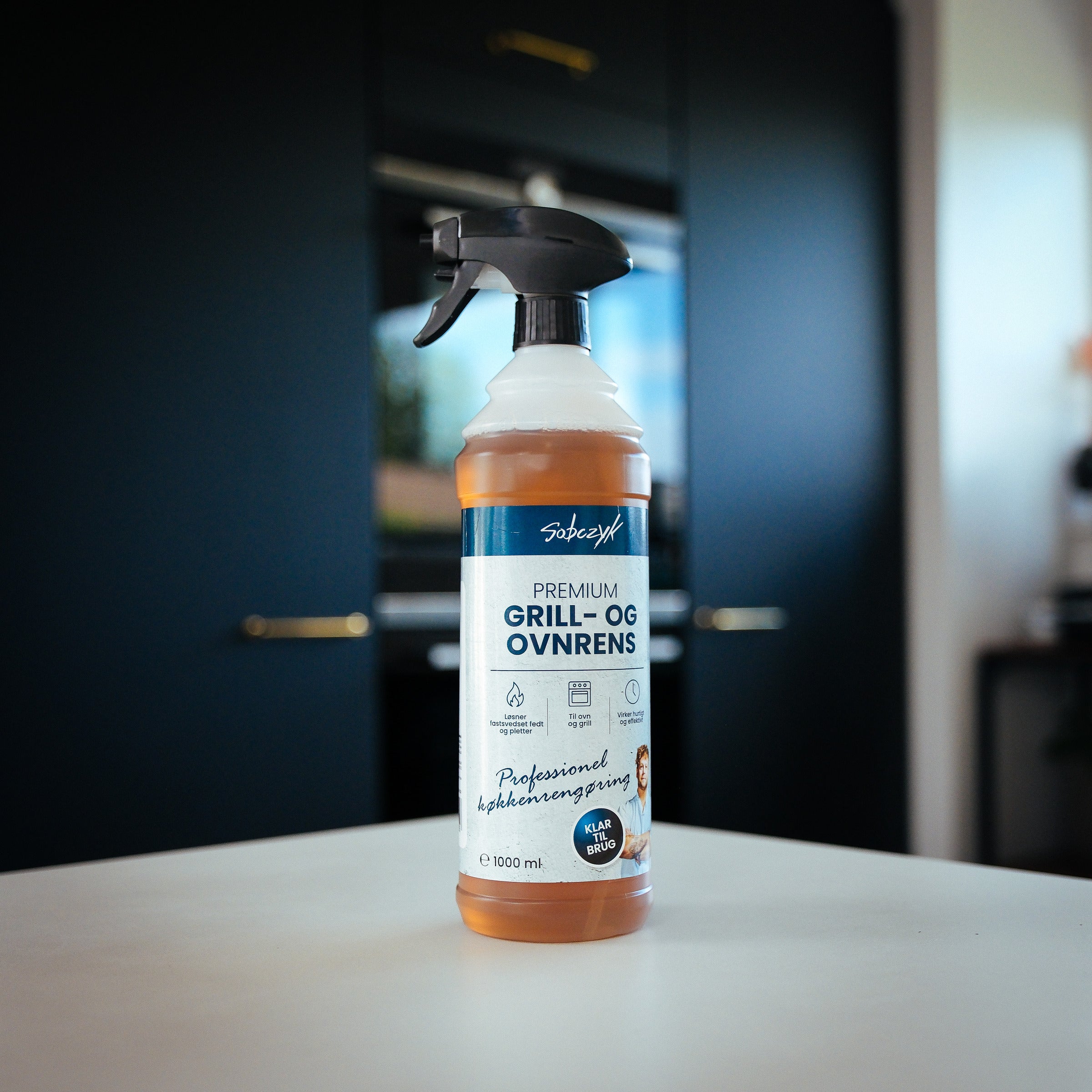 Sobczyk Premium Grill- og Ovnrens 1000 ml sprayflaske på en bordplade