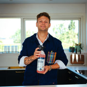 Casper Sobczyk holder en flaske Sobczyk Premium Universal Affedter 1000 ml i køkkenet