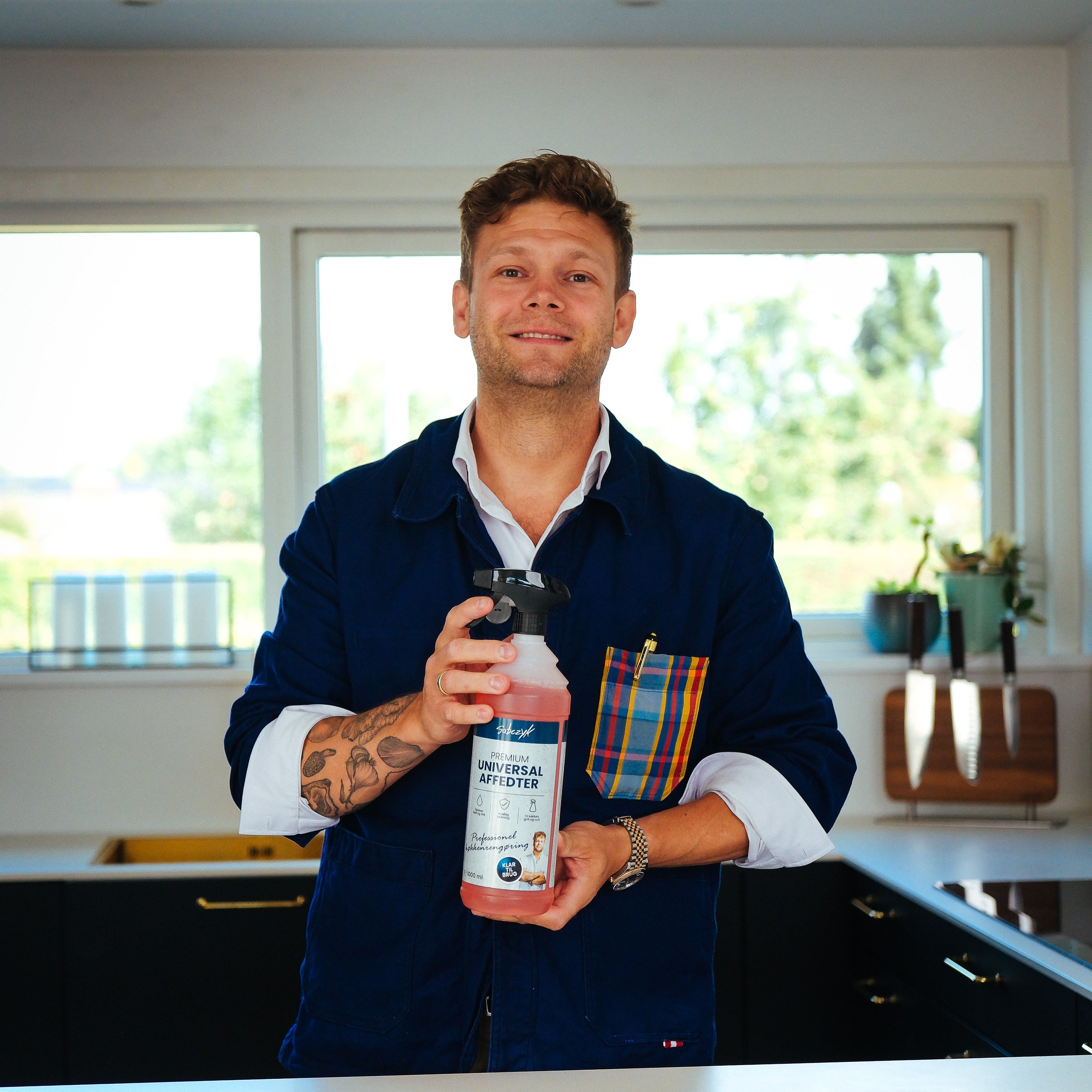 Casper Sobczyk holder en flaske Sobczyk Premium Universal Affedter 1000 ml i køkkenet
