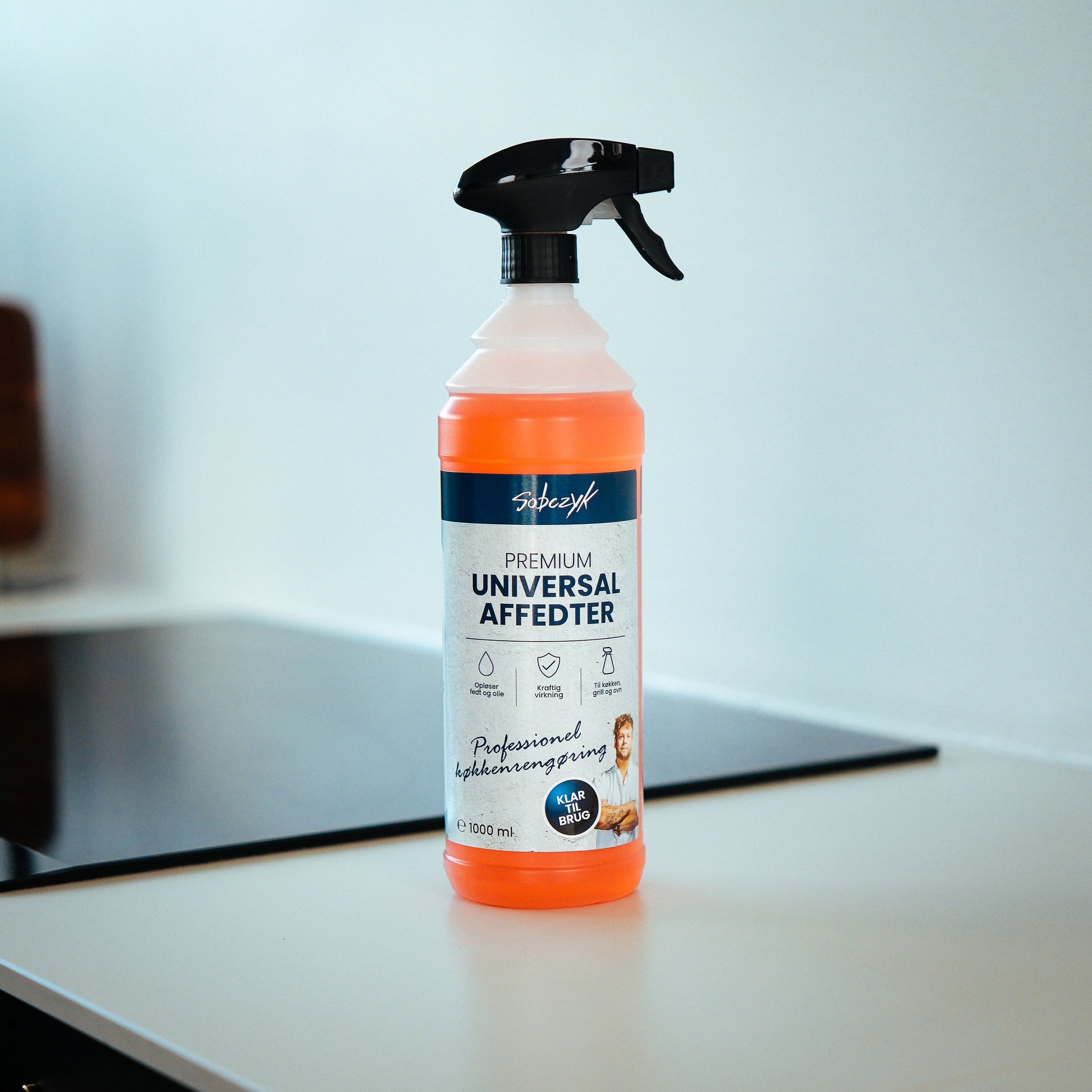 Sobczyk Premium Universal Affedter 1000 ml sprayflaske på en køkkenbordplade