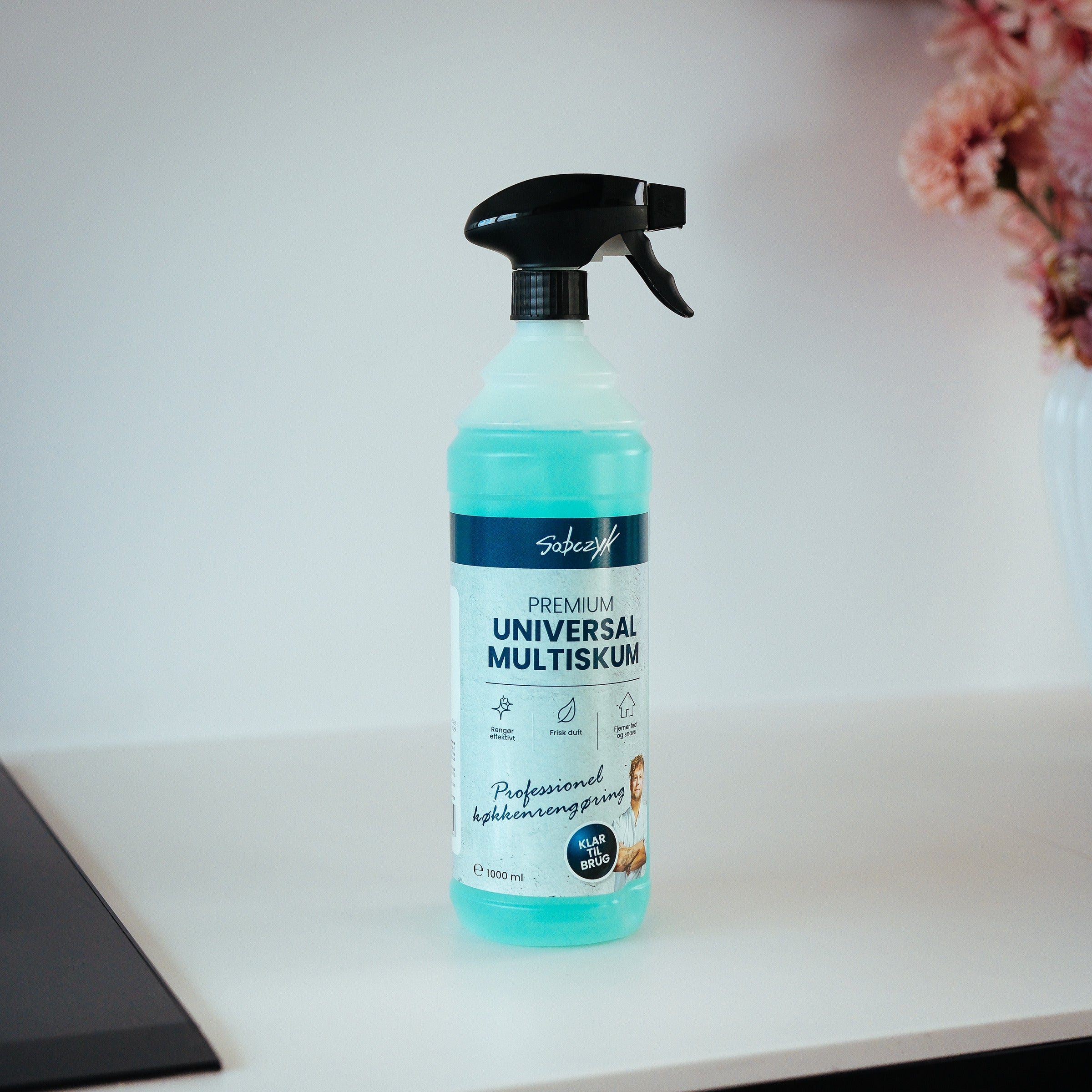 Sobczyk Premium Universal Multiskum 1000 ml sprayflaske på en lys bordplade