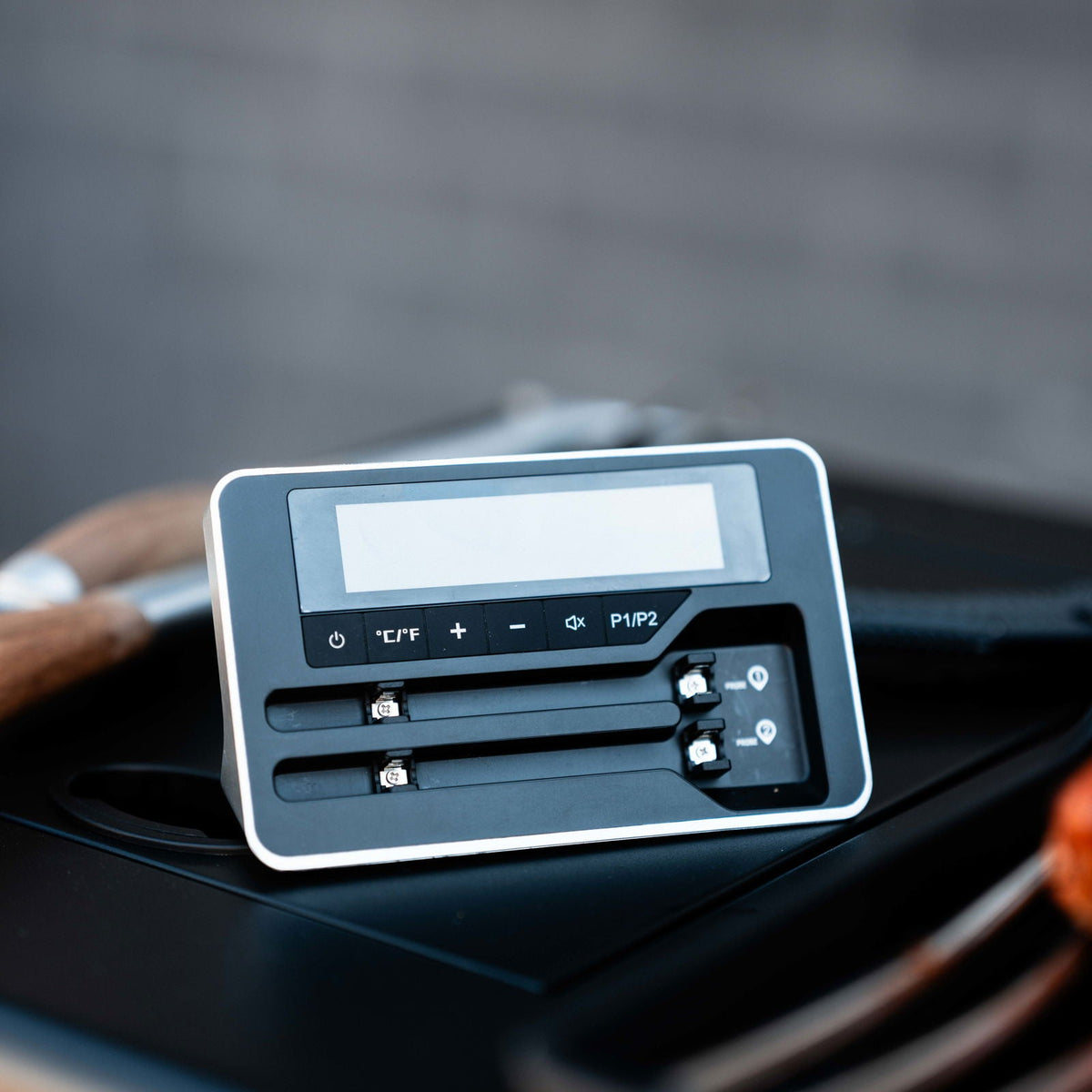 Bluetooth stegetermometer med 2 prober i brug